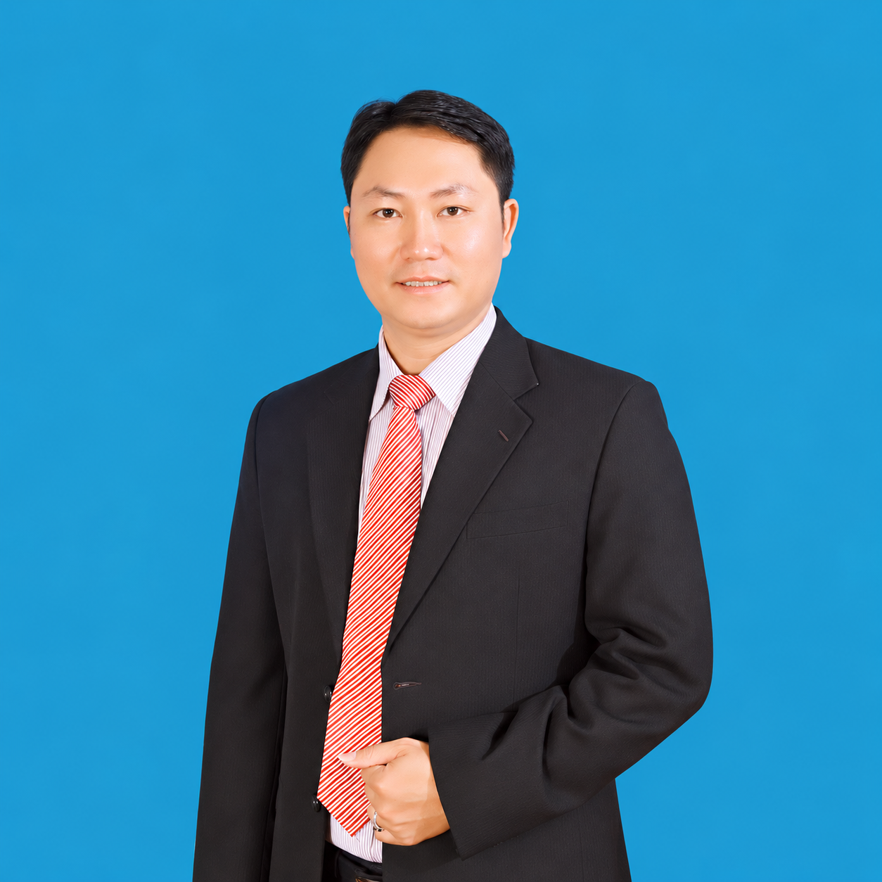Chân Dung Doanh Nhân Trên Nền Xanh Lam